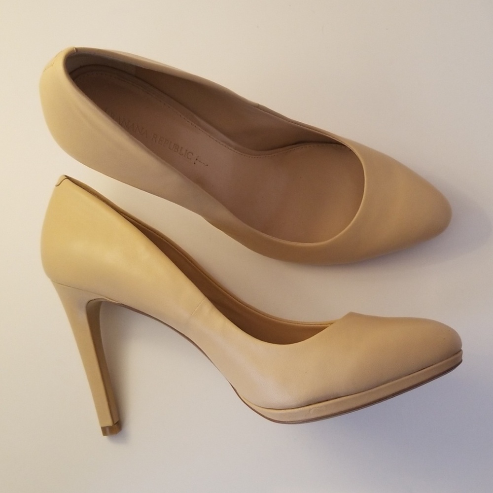 Banana Republic Beautiful nude leather heel